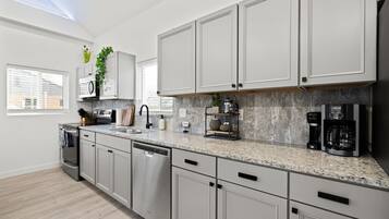 Een koelkast, een magnetron, een oven, een kookplaat