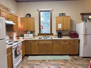 冷蔵庫、電子レンジ、コンロ、コーヒー / ティーメーカー