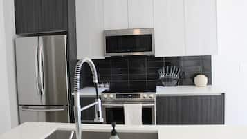 Een koelkast, een magnetron, een oven, een kookplaat