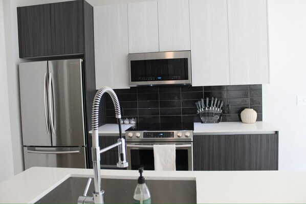 Geladeira, micro-ondas, fogão, cooktop