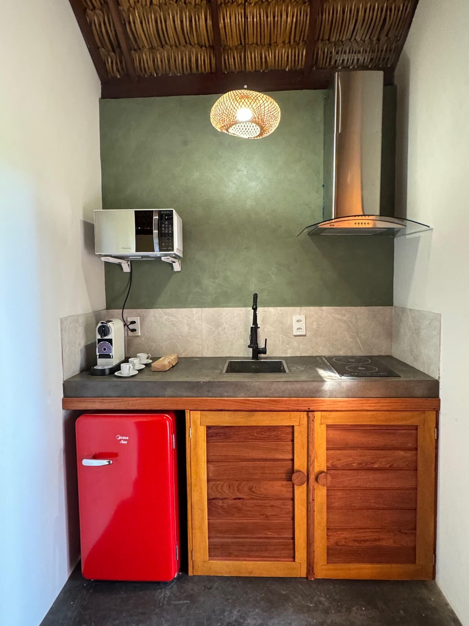 Apartamento conforto, sacada, vista para o pátio | Cozinha privada | Frigobar, micro-ondas, cooktop, talheres/pratos/utensílios de cozinha