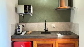 Apartamento conforto, sacada, vista para o pátio | Cozinha privada | Frigobar, micro-ondas, cooktop, talheres/pratos/utensílios de cozinha
