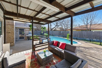 4-Bedroom House with Private Pool near Cowboy Stadium and DFW