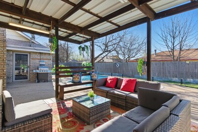 4-bedroom house with private pool near Stadium and DFW