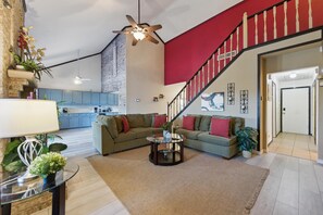 Smart-TV, Kamin, Videospiele, Bücher