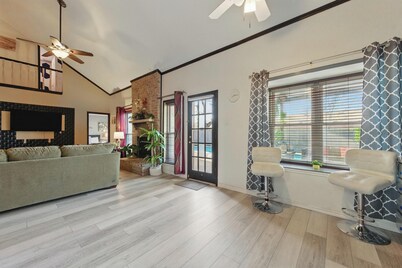 4-Bedroom House with Private Pool near Cowboy Stadium and DFW
