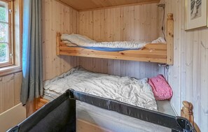 4 makuuhuonetta, vauvan matkasänky