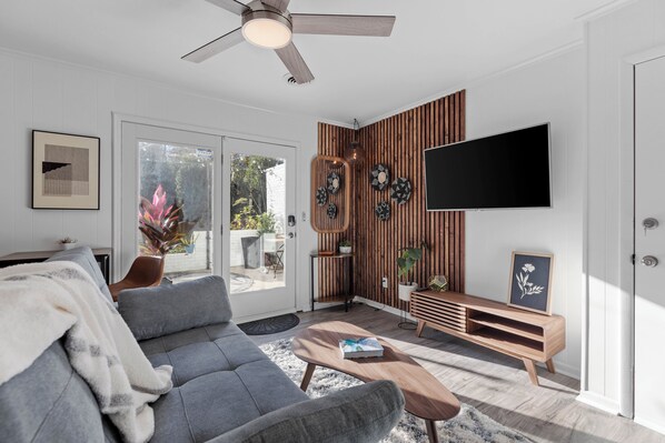 Smart TV - Private Garden Retreat - King Bed - mins TMH + Downtown + FSU! (Tallahassee)