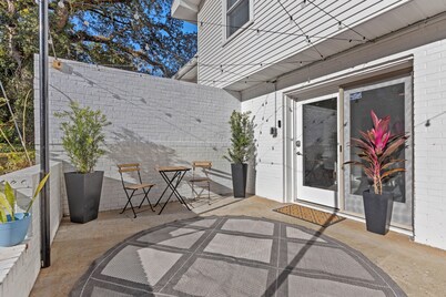 Private Garden Retreat - King Bed - mins TMH + Downtown + FSU!