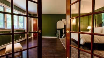 Desk, WiFi, bed sheets, wheelchair access