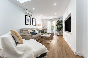 TV - MalagaSuite Luxury Torrequebrada (Benalmádena)