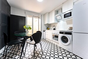 Réfrigérateur, micro-ondes, four, plaque de cuisson