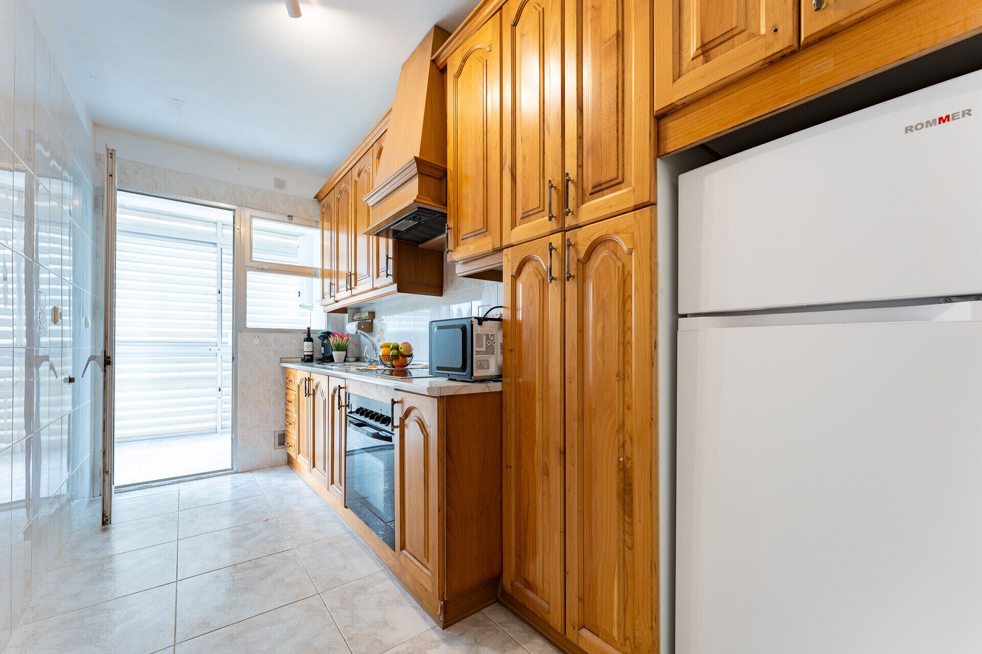 Kylskåp, mikrovågsugn, ugn och kaffe- och tebryggare