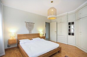 3 bedrooms, iron/ironing board, WiFi, bed sheets
