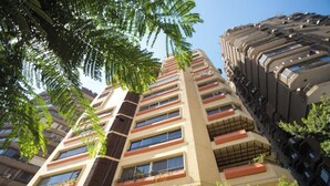 Un edificio alto con molti balconi, ampie finestre e uno stile architettonico moderno.