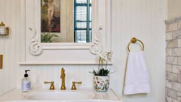 Hårtørrer, håndklæder, Sæbe, Toiletpapir