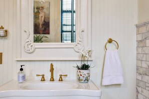 Hårtørrer, håndklæder, Sæbe, Toiletpapir