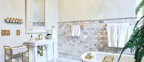 Sèche-cheveux, serviettes fournies, savon, papier toilette