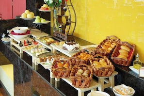 Un buffet proposant une variété de plats et de desserts.