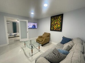 Living area - Charming one bedroom with AC and WiFi in lovely Miami (Miami)