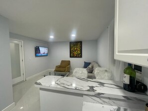 Interior - Charming one bedroom with AC and WiFi in lovely Miami (Miami)