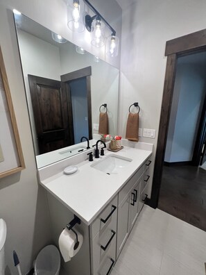 Douche, sèche-cheveux, serviettes fournies, savon