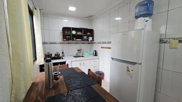 Full-sized fridge, oven, stovetop, electric kettle