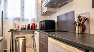 Réfrigérateur, micro-ondes, four, plaque de cuisson