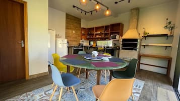 Quarto casal básico | Cozinha compartilhada | Micro-ondas, fogão, talheres/pratos/utensílios de cozinha