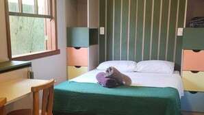 A bedroom with a bed, a desk, and a chair. - Moçamba LODGE Contêiner (Florianópolis)