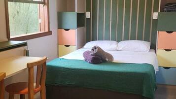 Quarto casal básico | Espaço de trabalho para notebook, Wi-Fi de cortesia