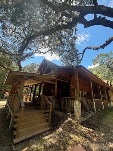 Charming 3 Bedroom, 2 Bath Custom Built Log Cabin in Ocala National Forest. 