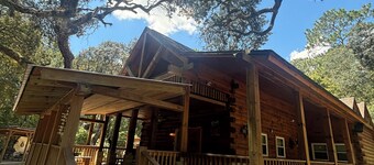 Charming 3 Bedroom, 2 Bath Custom Built Log Cabin in Ocala National Forest. 