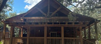 Charming 3 Bedroom, 2 Bath Custom Built Log Cabin in Ocala National Forest. 