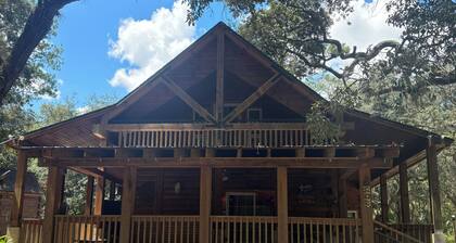 Charming 3 Bedroom, 2 Bath Custom Built Log Cabin in Ocala National Forest.