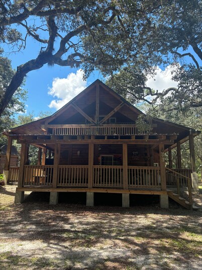 Charming 3 Bedroom, 2 Bath Custom Built Log Cabin in Ocala National Forest.
