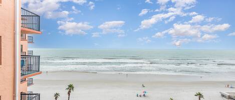 En la playa, camastros y toallas de playa