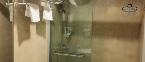 Un espace douche fermé par des parois de verre, équipé d’un porte-serviettes et d’une indication signalant qu’il s’agit d’une salle de bain privée.