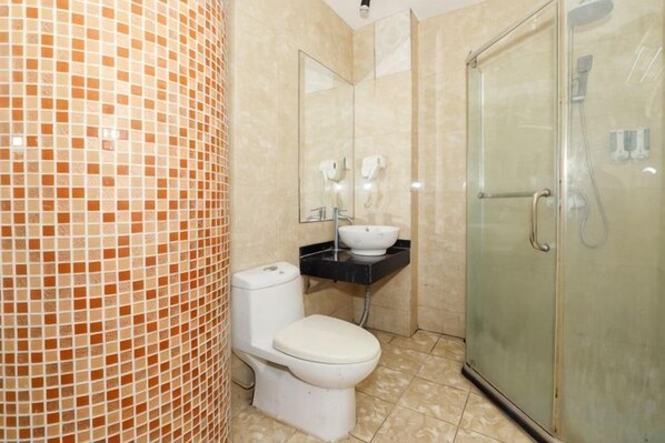 Un bagno con il water, un lavandino e una doccia.