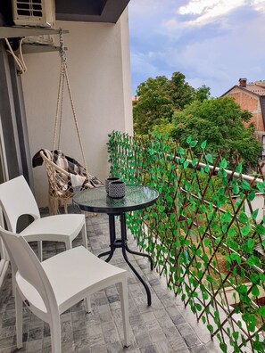 Property grounds - 2-Bedroom Comfort with Central Location, Full Kitchen, Balcony and more (Skopje)