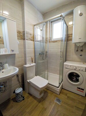 Shower, hair dryer, towels, soap - 2-Bedroom Comfort with Central Location, Full Kitchen, Balcony and more (Skopje)