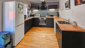 Refrigerador, lavavajillas y cafetera y tetera