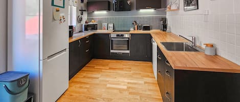 Fridge, dishwasher, coffee/tea maker