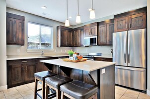 Casa de lujo, vistas a la montaña | Cocina privada | Frigorífico grande, microondas, horno y placa de cocina