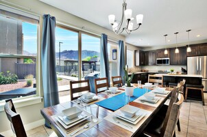 Casa de lujo, vistas a la montaña | Servicio de comidas en la habitación