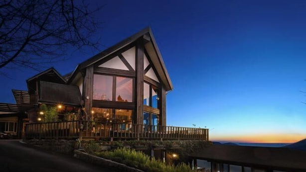 A modern wooden house with large windows, a balcony, and a view of the mountains. - Chingjing Top Cloud Resort (Nantou)