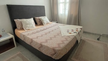 3 bedrooms, iron/ironing board, bed sheets