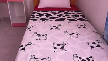 3 bedrooms, iron/ironing board, bed sheets