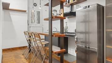 Frigorifero, piano cottura, macchina per tè/caffè