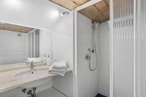 Dusche, Haartrockner, Handtücher